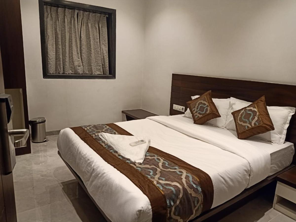 Hotel Flora Suites - Fort Mumbai Exterior photo