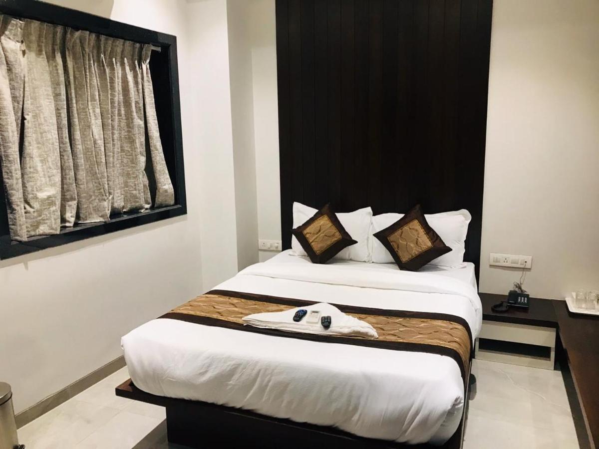 Hotel Flora Suites - Fort Mumbai Exterior photo