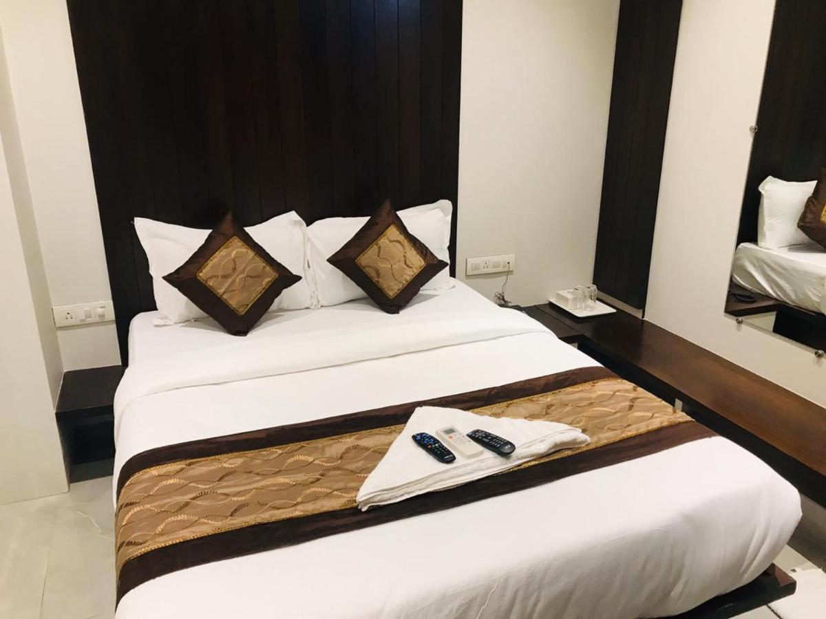Hotel Flora Suites - Fort Mumbai Exterior photo