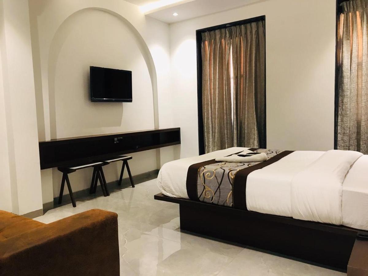 Hotel Flora Suites - Fort Mumbai Exterior photo
