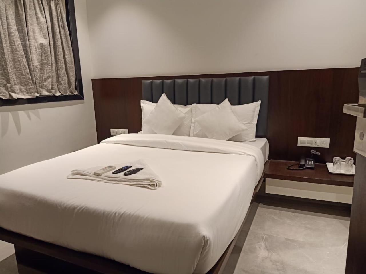 Hotel Flora Suites - Fort Mumbai Exterior photo