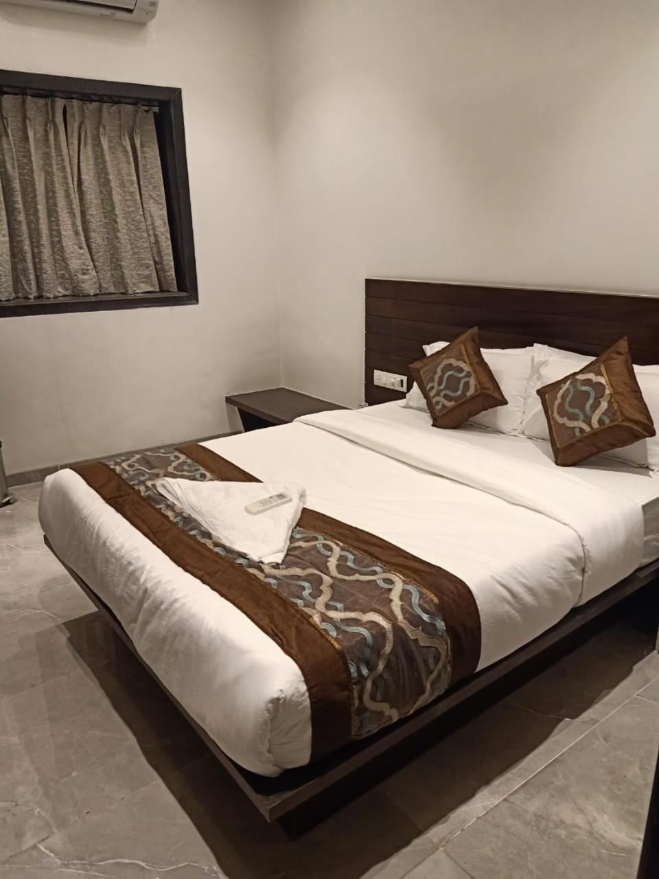 Hotel Flora Suites - Fort Mumbai Exterior photo